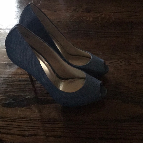 Wild Pair Pumps! Textured blue with metal heel! - Picture 2 of 6